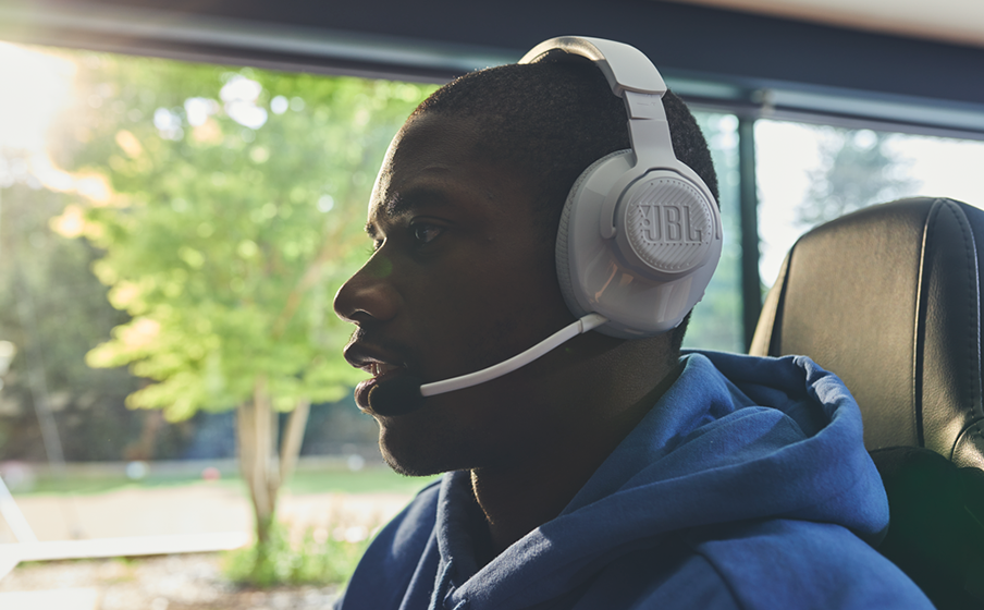Buat permainan terasa lebih nyata dengan JBL QuantumSURROUND Sound Signature