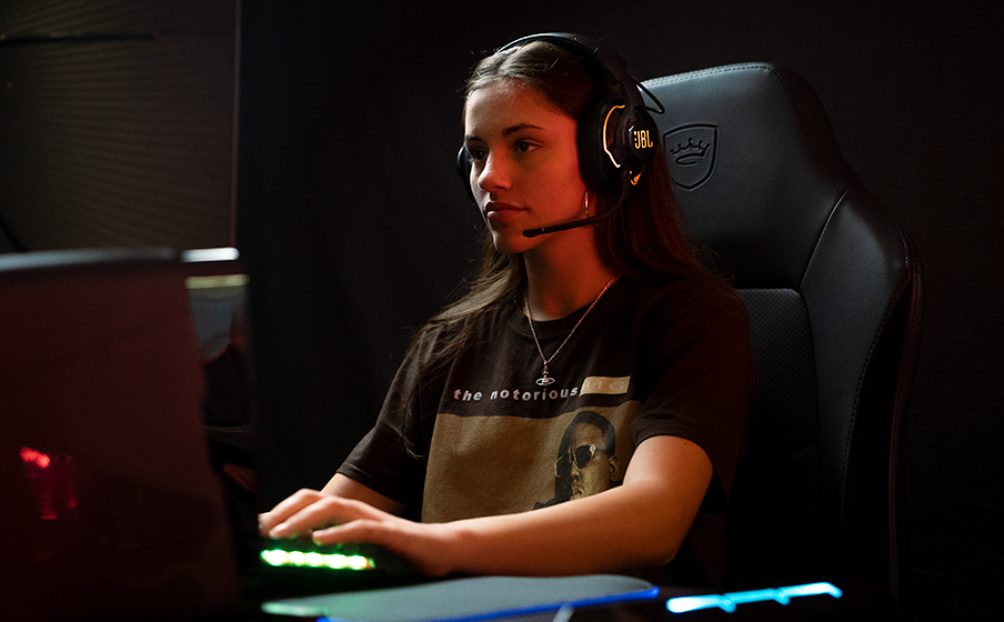 Rasakan kedahsyatan audio profesional dengan fitur JBL QuantumSPHERE 360™ yang disempurnakan di PC Anda