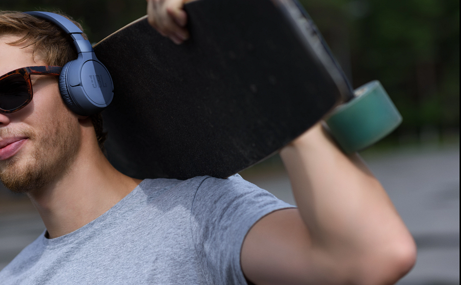 JBL Tune 660NC | Headphone on-ear nirkabel dengan peredam kebisingan aktif.
