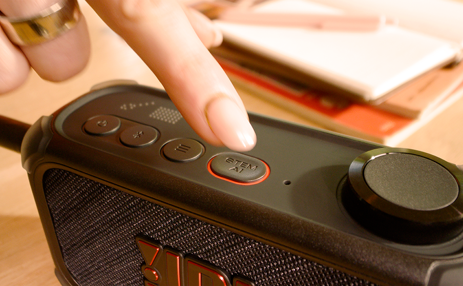 Pemisahan vokal dan instrumen real-time dengan Stem AI