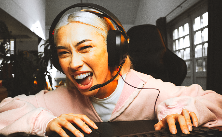 Driver dinamis karbon 50mm untuk menghadirkan JBL Quantum Sound yang kaya