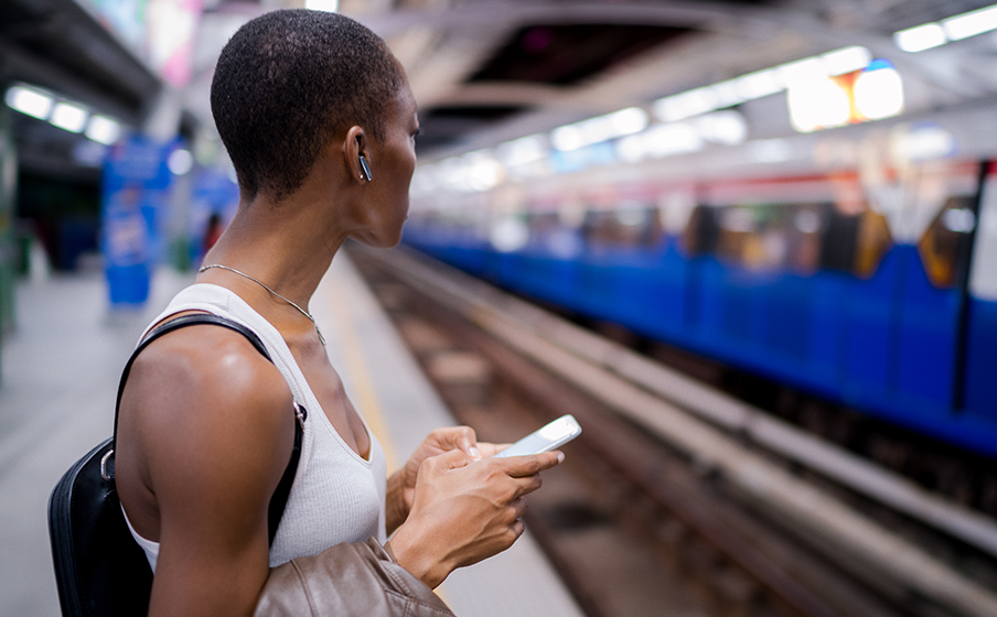 Waktu putar hingga 40 (8+32) jam dengan Pengisian Daya Nirkabel