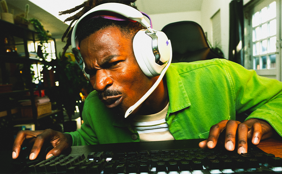 Driver dinamis karbon 50 mm untuk menghadirkan JBL Quantum Sound yang kaya